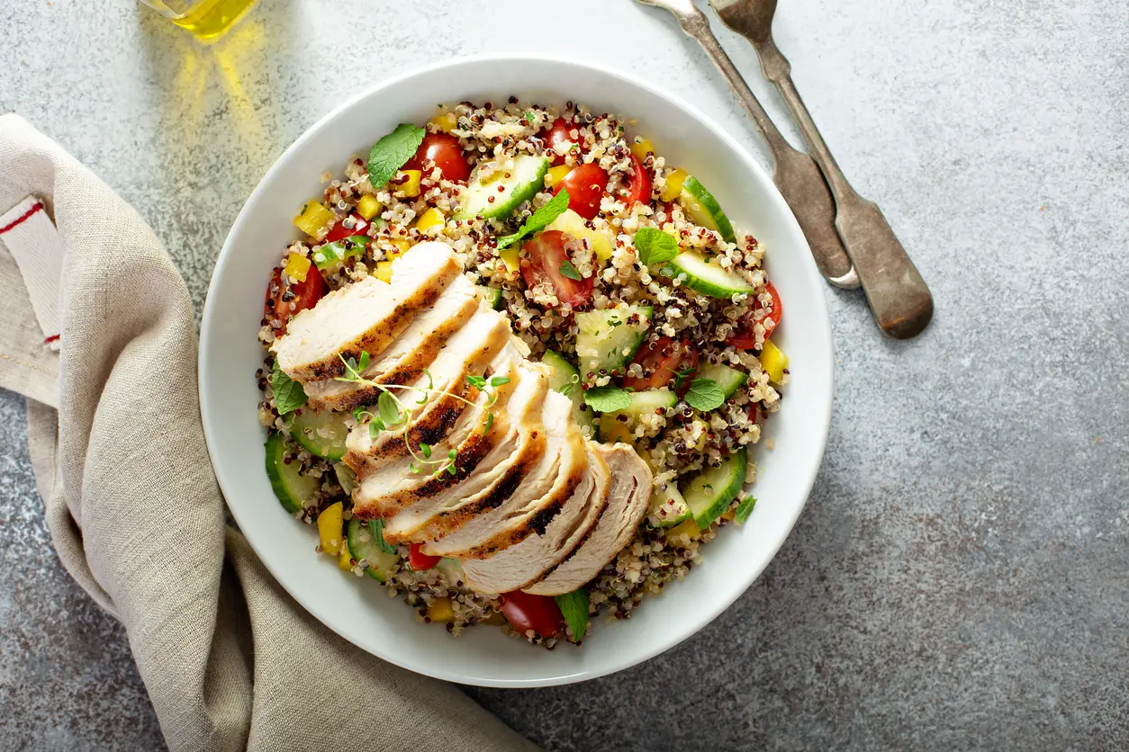 Quinoa con pollo vegetal: un plato irresistible